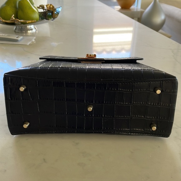 Furla black leather handbag with short handle and adjustable shoulder strap. - Picture 6 of 7